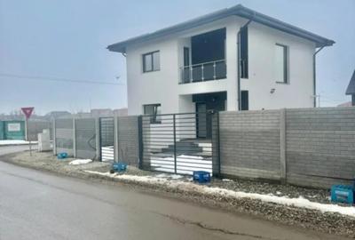 Casă cu 3 camere cu Teren 308 Mp în Berceni - 1