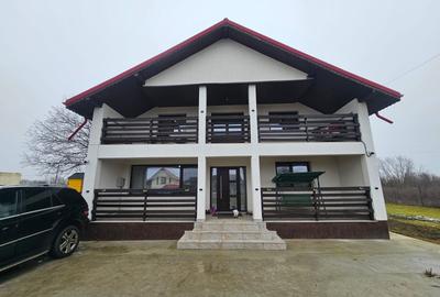 Casă cu 8 camere cu Teren 2200 Mp în Crevedia