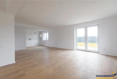 Casă cu 7 camere cu Canalizare în Noua - 1