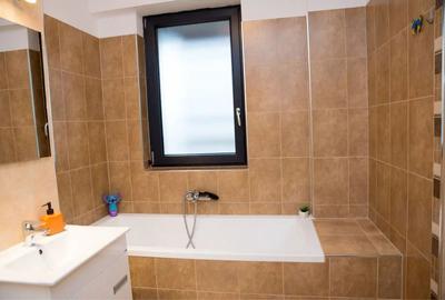 Apartament cu 3 camere decomandat în Tractorul - 7