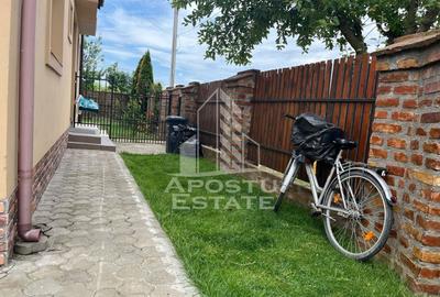 Jumatate de duplex  cu 4 camere si 2 bai, decomandat situat in Utvin - 11