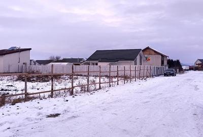 Lot de teren cu toate utilitatile intre case locuite - 9