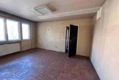 Apartament cu 3 camere semidecomandat în Central - 1