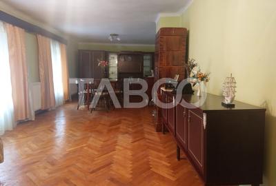 Casa in zona centrala 5 camere 2 bucatarii 3 bai curte comuna Cisnadie - 12