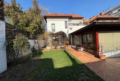 Casă individuală cu 8 camere în Cotroceni