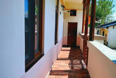 Vand apartament 2 camere la curte - 1