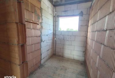 Casă cu 4 camere cu Teren 320 Mp în Ipotești - 6