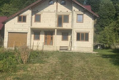 Casă cu 4 camere în Poienile Zagrei