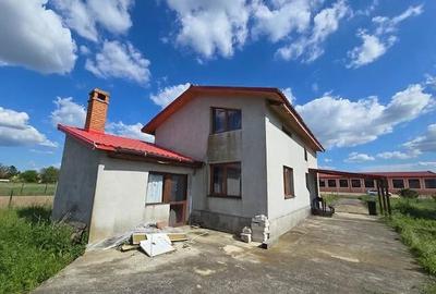 Casă cu Teren 2422 Mp în Central