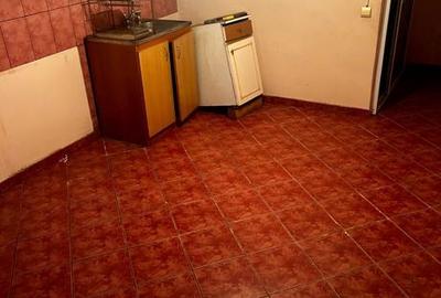 Casă cu 4 camere cu Canalizare în Central - 1