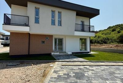 Casă cu 4 camere cu Teren 256 Mp în Florești - 1