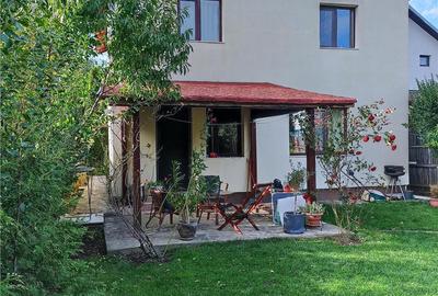 Casă cu 5 camere în Ștefănești