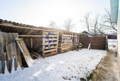 Teren de 2200 mp si casa in sat Voinesti, langa biserica - 5