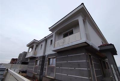 Duplex despartit prin camera tehnica - bucatarie inchisa - living generos - 2