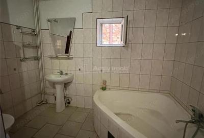 Bocsa Romana, Casa 8 Incaperi, Strada Principala. - 11