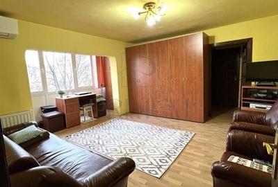 Apartament cu 3 camere semidecomandat, mobilat în Aradului