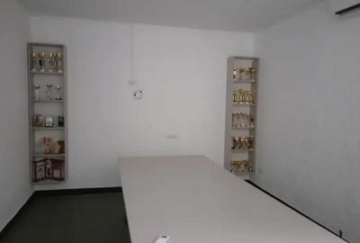 Spațiu comercial, de 300 mp, în Central - 4