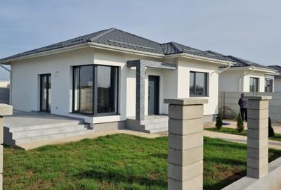 Casă individuală cu 3 camere cu Teren 400 Mp în Periferie