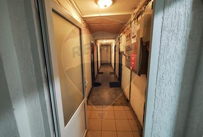 Garsoniera 15 mp utili + boxa 15 mp * mobilat * bloc cu lift * Titan - 9