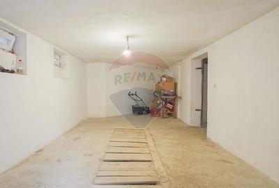 Casă cu 7 camere cu Teren 1167 Mp în Tractorul - 36