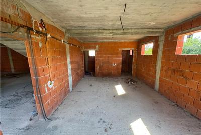 Casă cu 4 camere cu Teren 257 Mp în Livada de Bihor