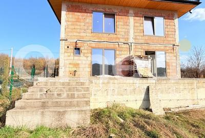 Casă cu 4 camere în Colțirea