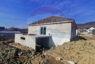 Casă cu 4 camere cu Teren 500 Mp în Tăuții de Sus - 2