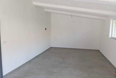 Spațiu comercial, de 40 mp, în Central - 4