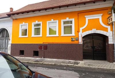 Casa pretabila: rezidential/ comercial/ servicii  Central, Fagaras - 1