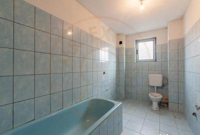 Casă cu 7 camere cu Teren 4563 Mp în Central - 4