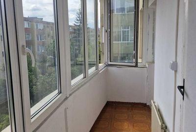 Apartament cu 2 camere decomandat, mobilat în Tractorul