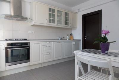 Apartament cu 3 camere semidecomandat, mobilat în Băneasa