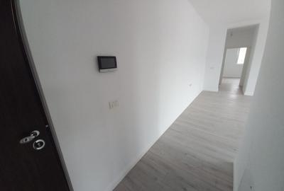 Bloc Nou. Etaj 1. Asfalt. Langa Magazine si mijloace de transport - 2