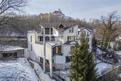 Casă individuală cu 8 camere cu Canalizare în Central - 8