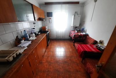 Apartament cu 4 camere, decomandat, etaj 2/4, zona Cug - 3