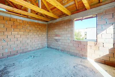 Casă cu 5 camere cu Teren 1000 Mp în Cristian