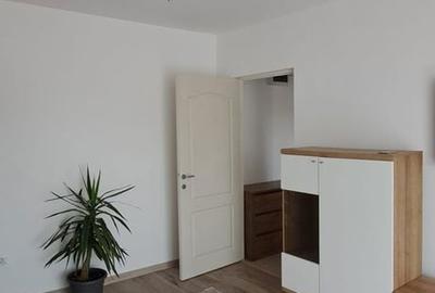 Apartament cu 2 camere decomandat în Est