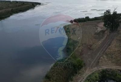 Teren Intravilan de Vanzare - 5.000 mp cu Deschidere la Lac. - 2