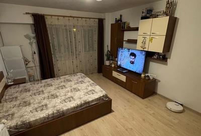Garsonieră decomandată, mobilată în Vitan Mall