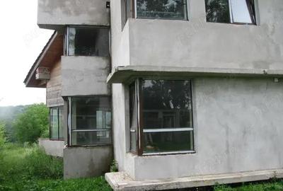 Casă cu 6 camere cu Teren 1700 Mp în 1 Decembrie - 2