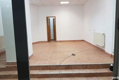 Inchiriez spatiu comercial 40 mp,central,str.G-ral Magheru,langa BCR,Ramnicu Valcea,550 euro. - 9