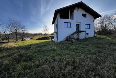 Casă cu 7 camere cu Teren 1600 Mp în Berchez - 2