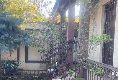 Casă cu 6 camere cu Teren 242 Mp în Central