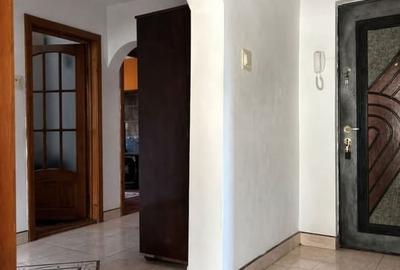 Apartament cu 4 camere decomandat, mobilat în Gară