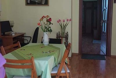 Proprietar vand apartament 3 camere , Pia?a Maria, parter, 127000 , tel. - 1