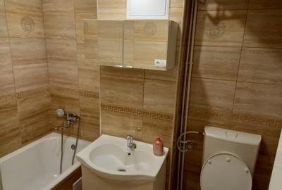 Proprietar vând apartament amenajat 4 camere ultracentral,decomandat,etaj interm - 1