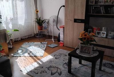 Apartament cu 3 camere decomandat în Filiași - 5