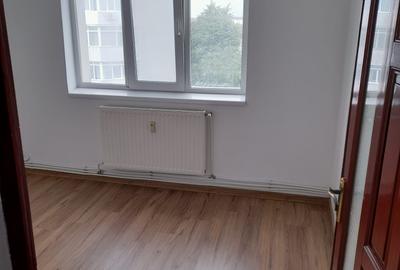 Apartament doua camere decomandate, Mioritei, mp, etaj patru, sarpanta, renovat - 3