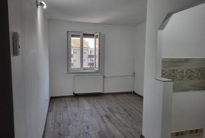 Garsonieră decomandată în Decebal - 1