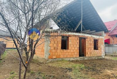 Casa la rosu-constructie solida din caramida - Dumbrava Rosie